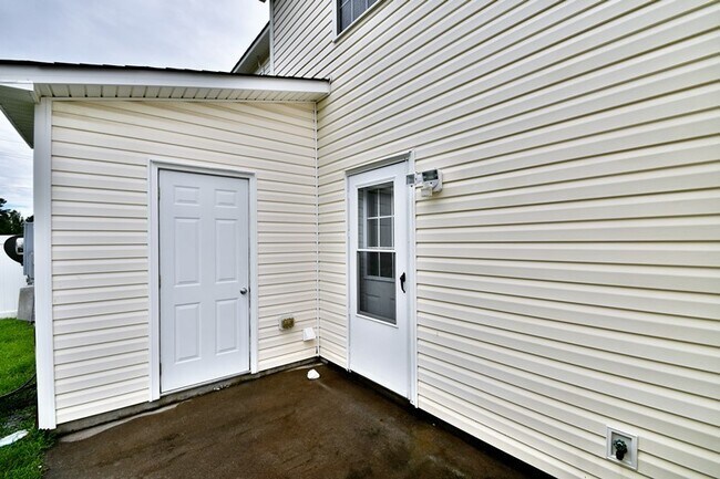 Building Photo - 104 Streamwood Dr