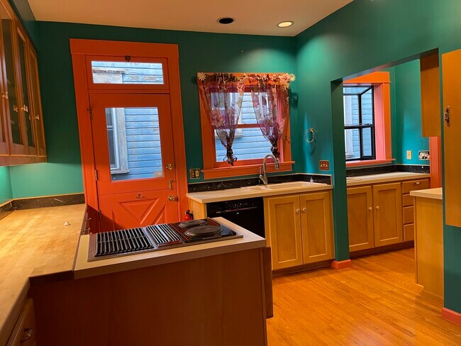 Building Photo - 409 SE 15th Ave