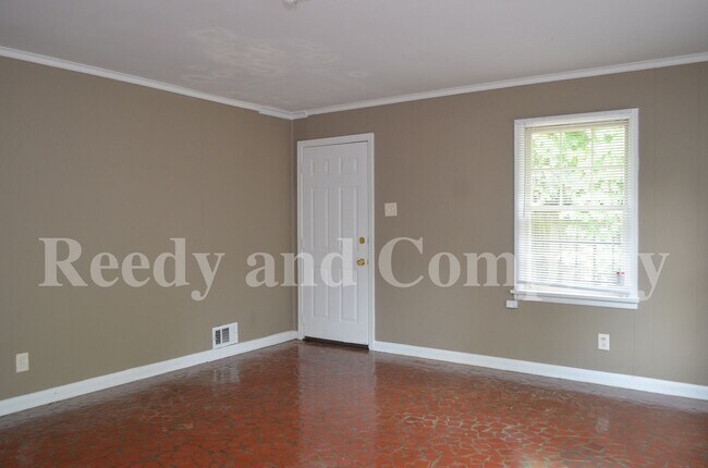 Building Photo - FIRST MONTH FREE; Adorable Duplex in Crosstown Area!