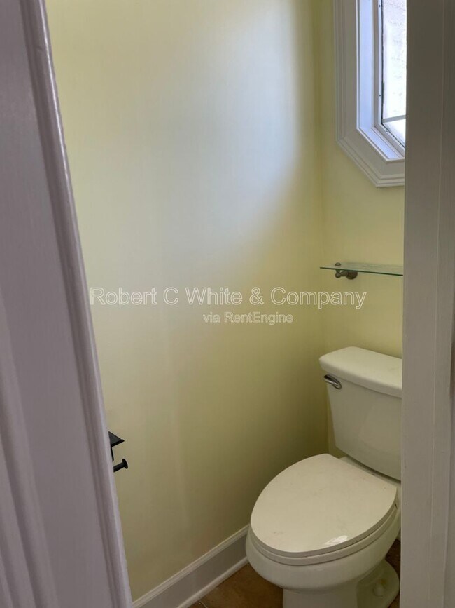 Building Photo - 402 Cambridge Cmns