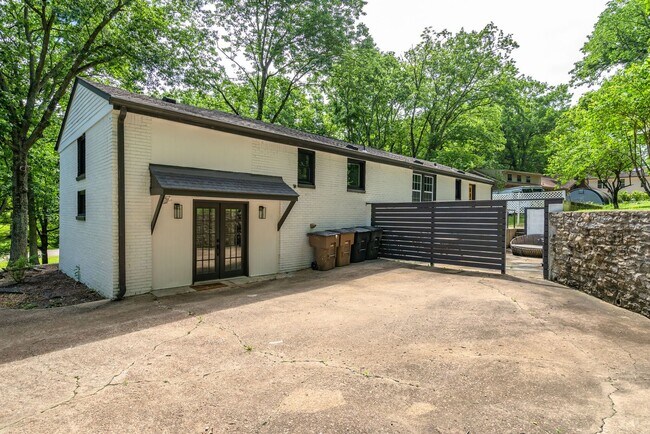 Building Photo - Amazing 3BE/2BA home in the West Meade & Hillwood Estates area!