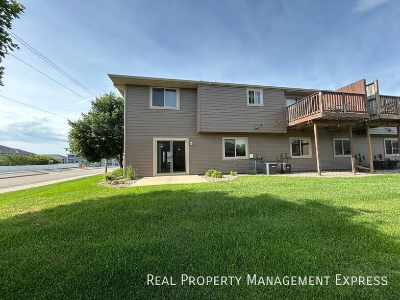 Building Photo - 2 Bedroom, 1 Bath Townhome with Amenities!