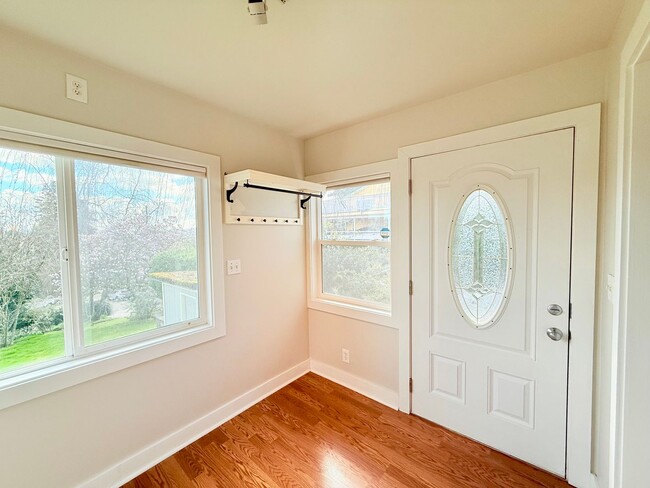 Building Photo - North Queen Anne Home