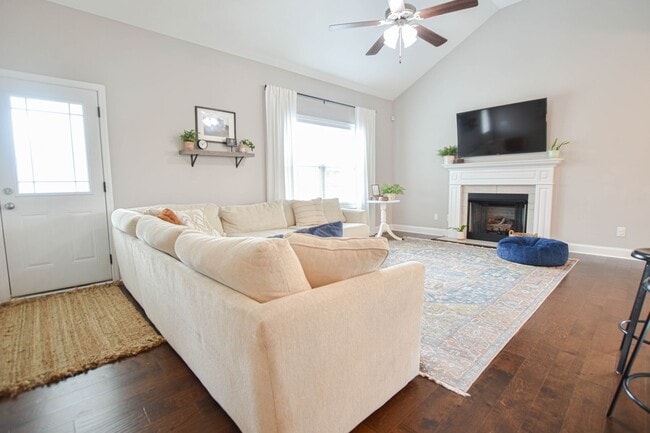 Building Photo - Pet Friendly Three Bedroom!