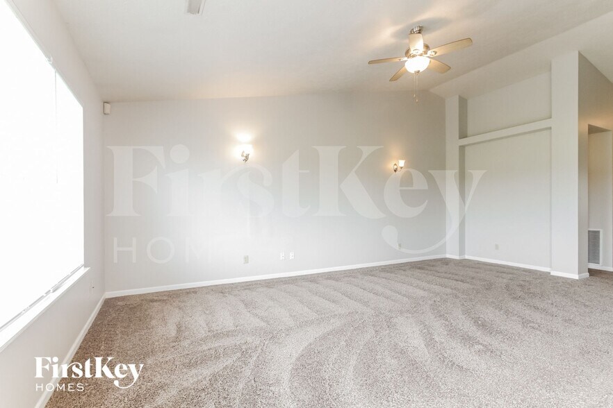 Building Photo - 2215 Rolling Oak Dr
