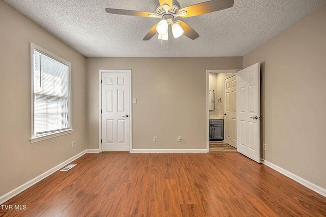 Building Photo - 2 Bedroom 1.5 Bath Townhome for Rent