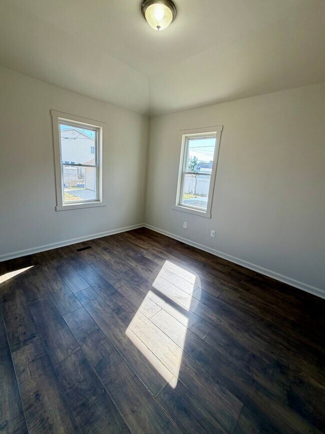 Building Photo - Bristol Borough-Three Bedroom Home Available Mid February