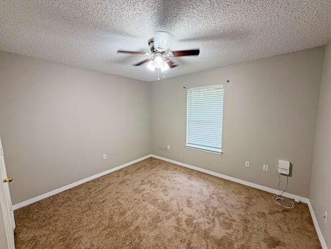 Building Photo - 7 Poinsettia Ln