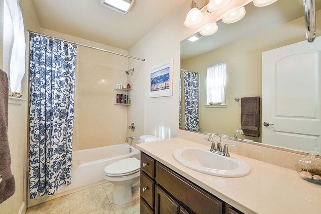 Building Photo - UPDATED LARGE 1600 sq/ft 3BR/3.5BA Central...