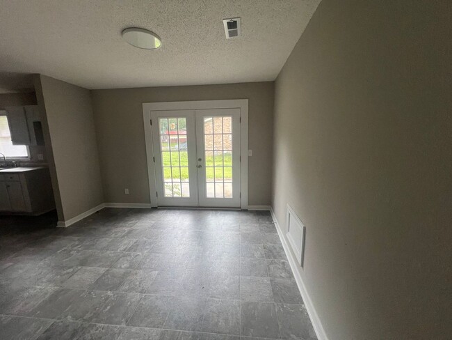 Building Photo - 3 Bedroom Brick House