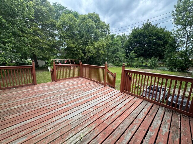 Building Photo - Spacious 4-Bed, 3-Bath Gem on Regent Ave - Your Dream Home Awaits in Brooklyn Park
