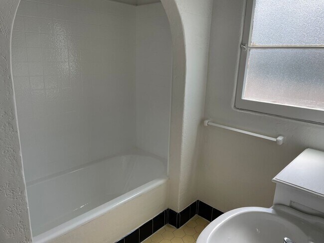 Building Photo - 316 Park Ave