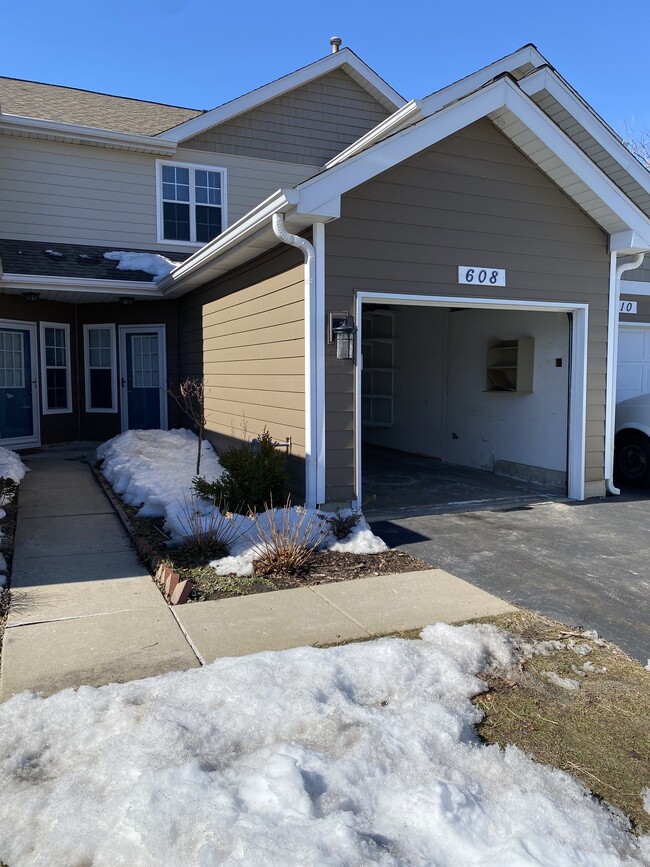 Building Photo - 608 Woodhaven Dr