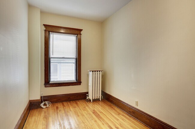 2nd fl br. #1 - 3302 Harriet Ave