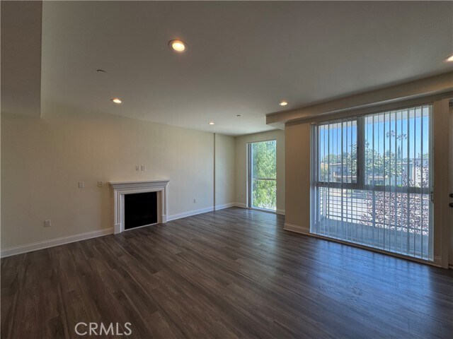 Building Photo - 14934 Burbank Blvd