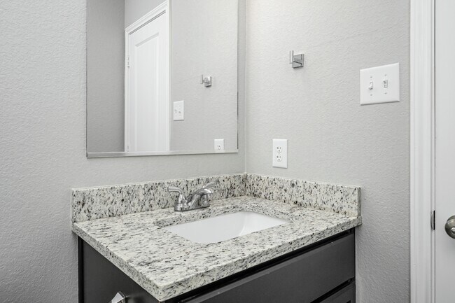 Building Photo - 536 Fallbrook Dr
