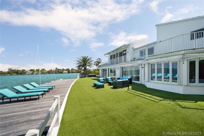 Building Photo - 1413 N Venetian Way