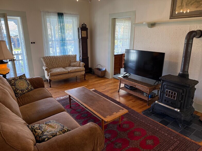 Building Photo - 104 S 1st St