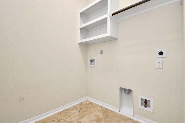 Building Photo - 1122 Boxwood Dr