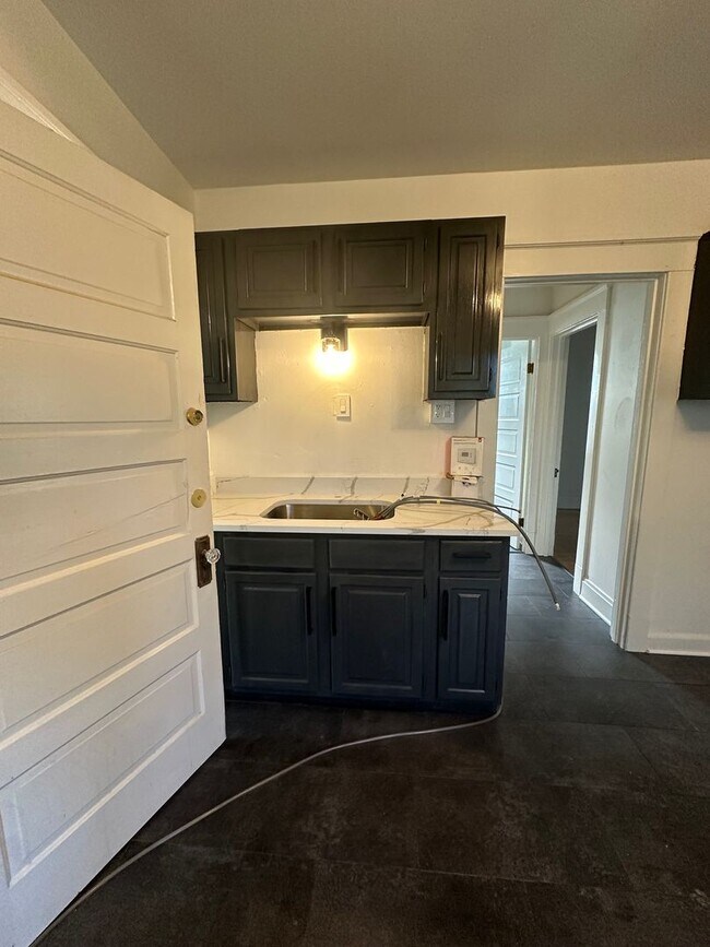 Building Photo - 121 W Keefe Ave