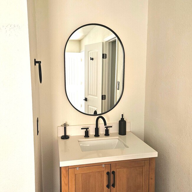 Building Photo - Amazing 2 bedroom - 2 bath for Rent