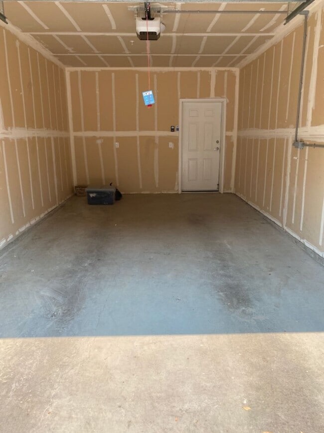 Building Photo - 3 Bedroom 2 bath in Wild Horse with garage