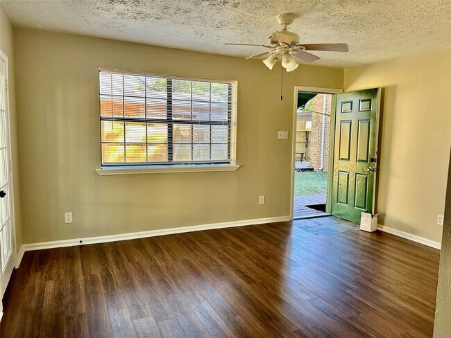 Building Photo - 414 N Avenue C