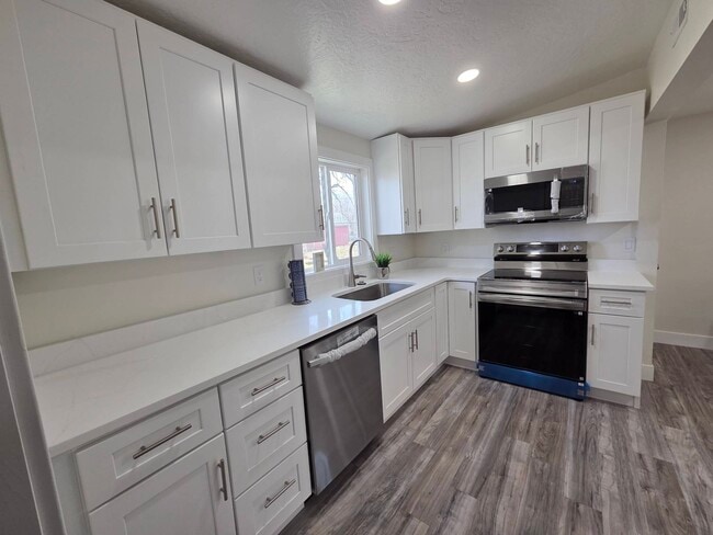 Building Photo - 152 N 200 W St