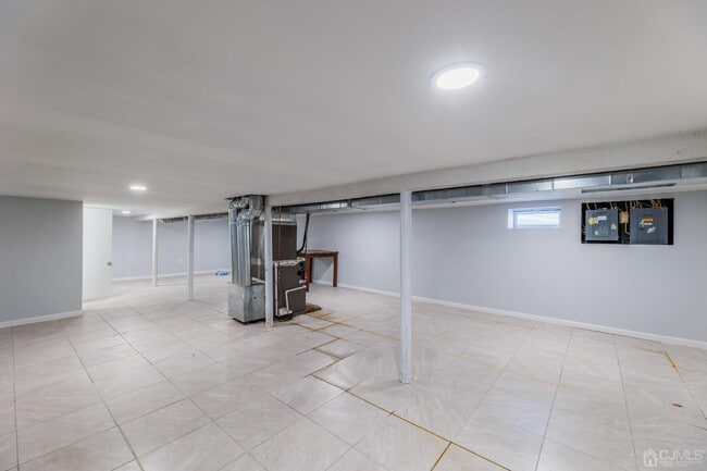 Building Photo - 52 Sharot St