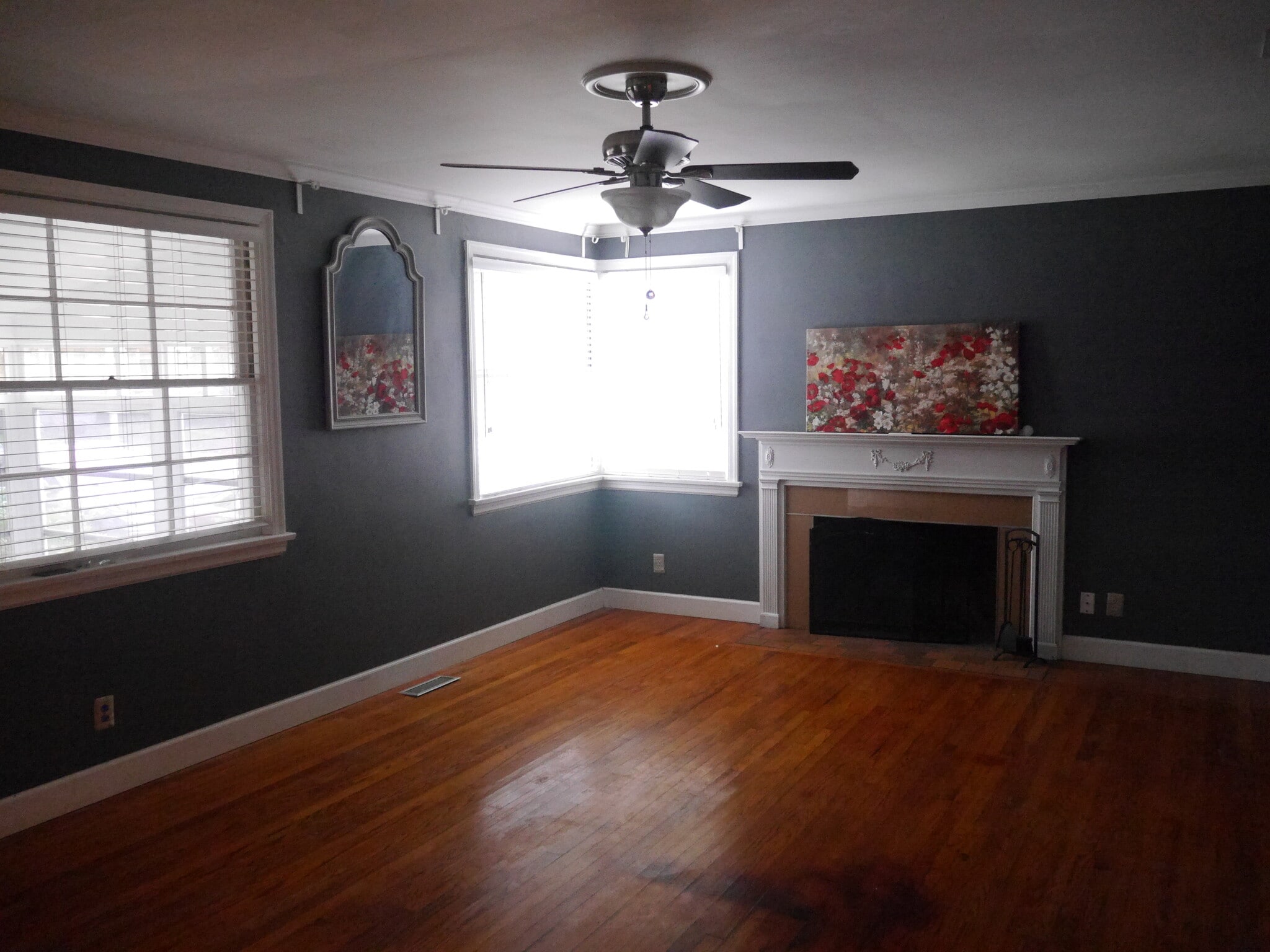 Living RM Hard Wd Floors, Fireplace - 2270 Larchmont Rd