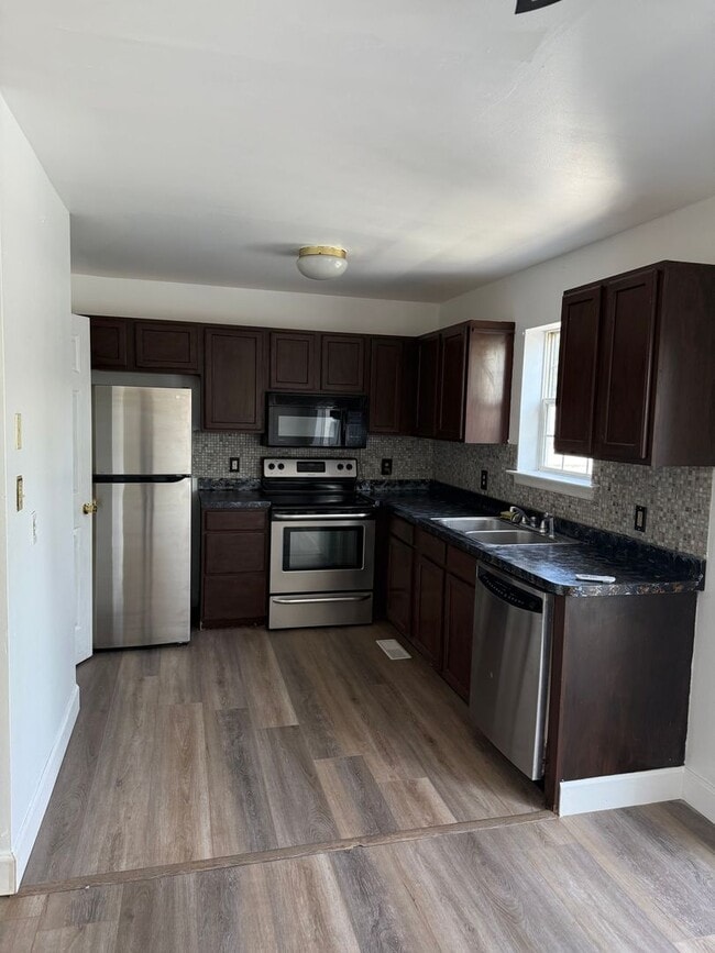 Building Photo - 3 Bedroom Town Home In Etters PA