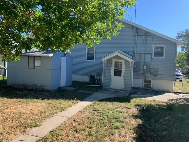 Building Photo - 2 Bedroom, 1 Bath Upstairs Unit for Rent