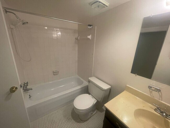 Building Photo - Conveniently Located Gaithersburg 3 Bed/2 Bath Condo, Just Minutes away from I-270 and Shopping!