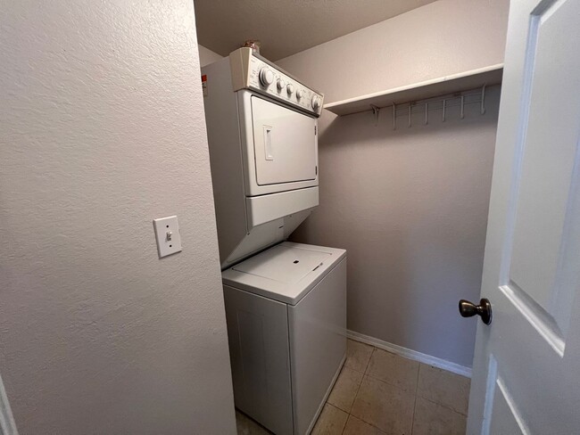 Building Photo - Spacious 1/1 condo!