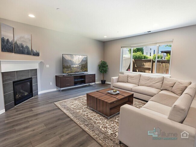 Building Photo - Spacious 4 Bedroom Home with Solar Power N...