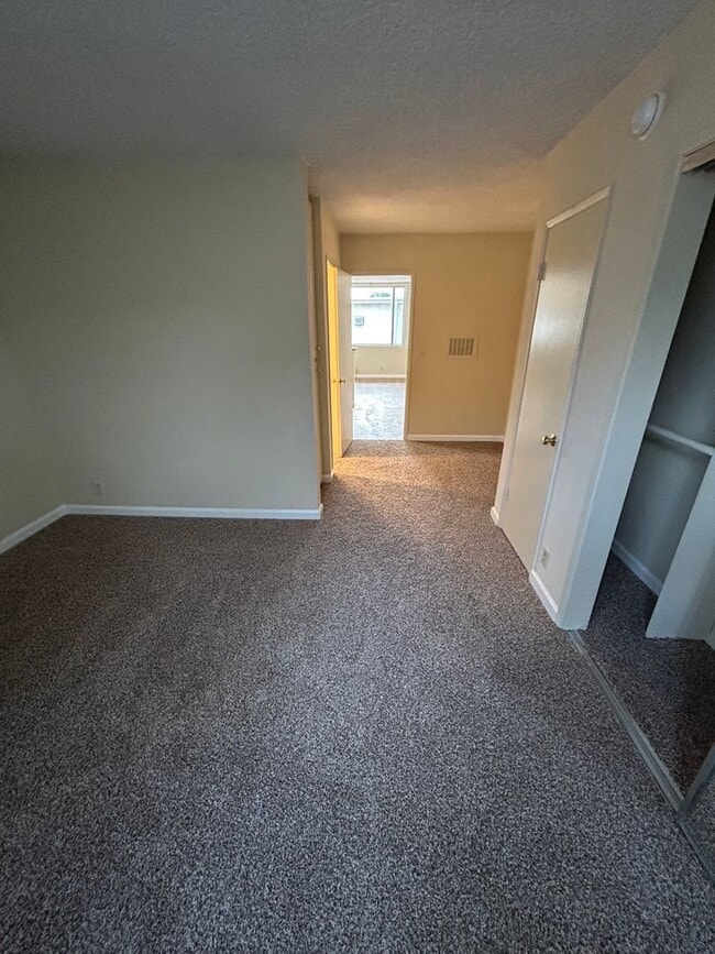 Building Photo - Fantastic One Bedroom