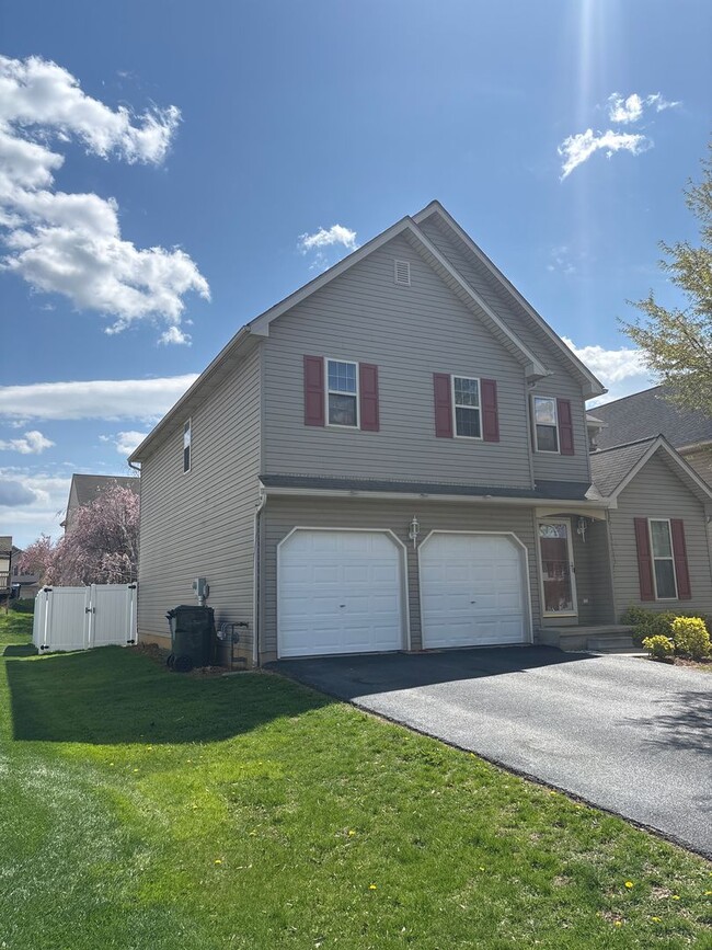 Building Photo - 720 Strayer Dr