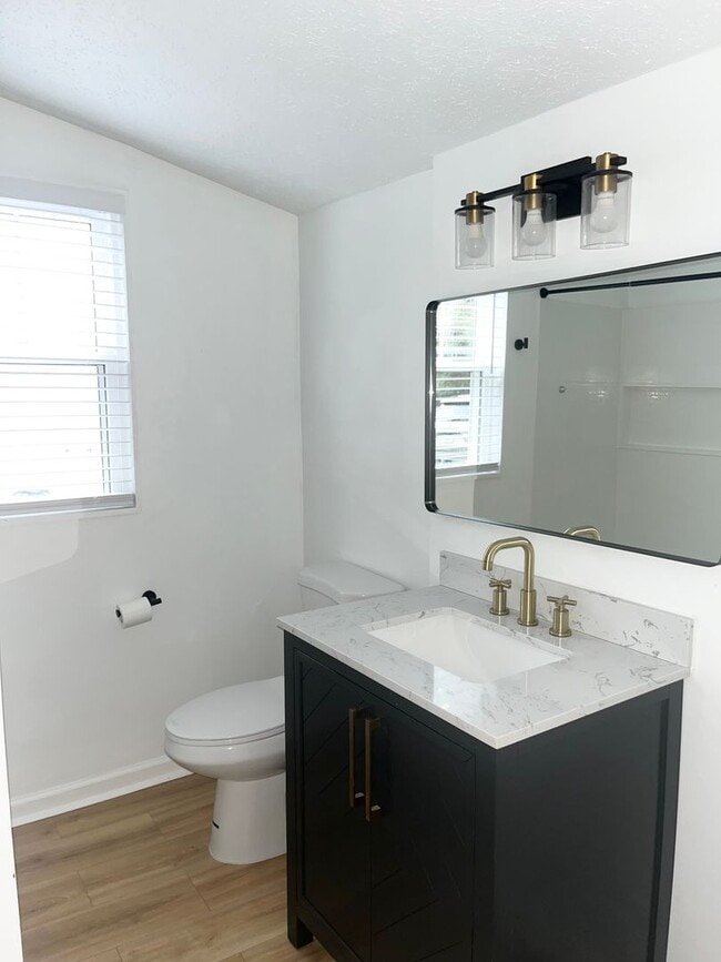 Building Photo - Two Bed, Two Bath Home on Wilmington Island