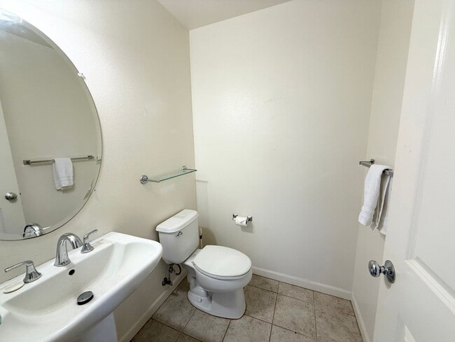 Building Photo - Available NOW – Beautiful Milo Court Townh...