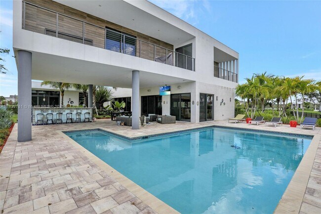 Building Photo - 16709 Botaniko Dr N