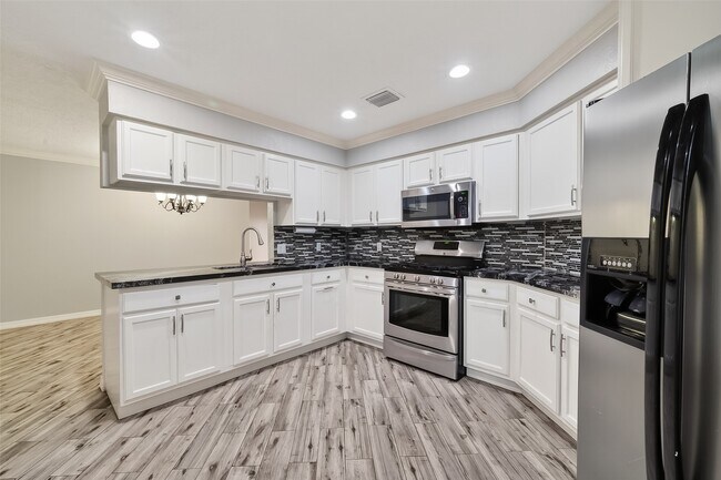 Building Photo - 14023 Bay Gardens Dr