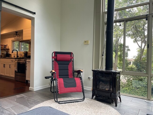 Building Photo - 1721 N High Point Rd