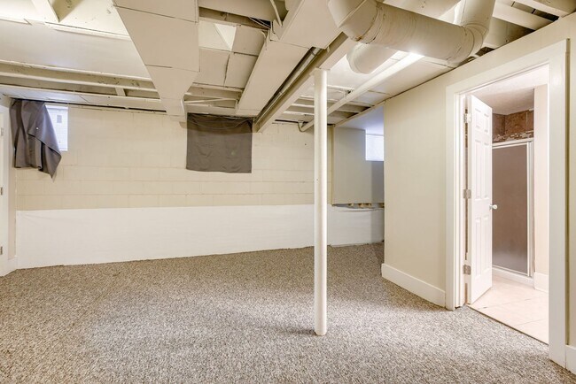 Building Photo - Spacious 3 Bedroom Duplex in the Heart of Midtown Featuring Detached Garage!!