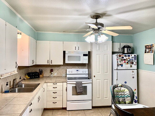 Building Photo - Cute Three Bedroom - Available for Summer/Fall 2026 Prelease!