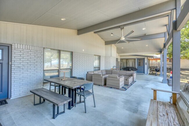 Building Photo - 724 S Chaparral