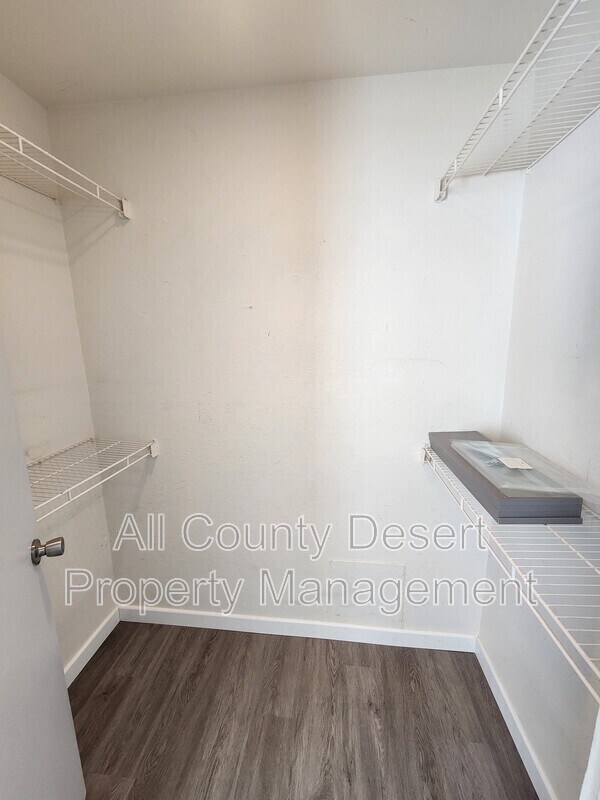 Building Photo - 400 N Sunrise Way