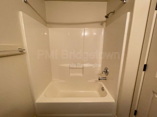 Building Photo - 659 NE Adwick Dr