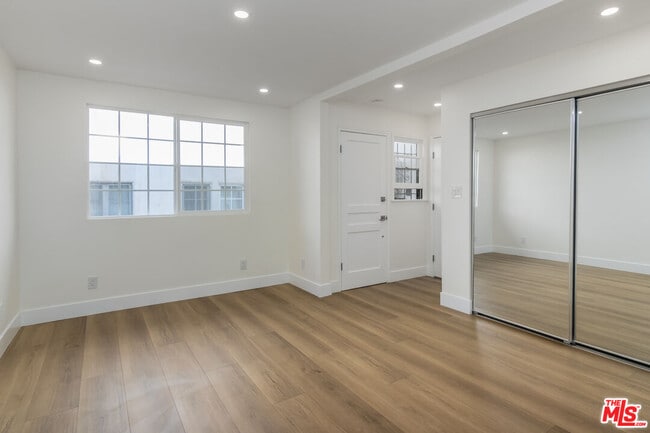 Building Photo - 1114 S Orange Dr