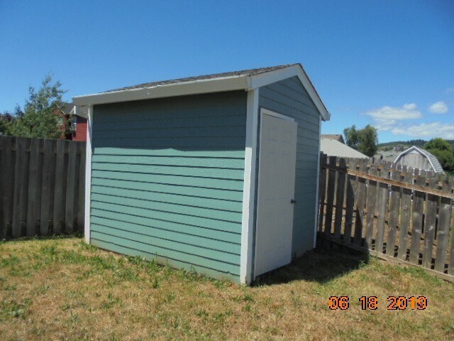 Building Photo - 473-475 SE Excel St