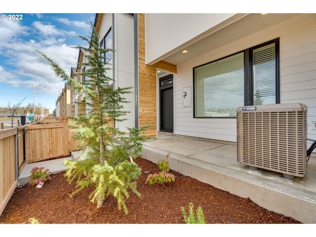 Building Photo - Beautiful, Newer Townhome!  Walking distance to many amenities.